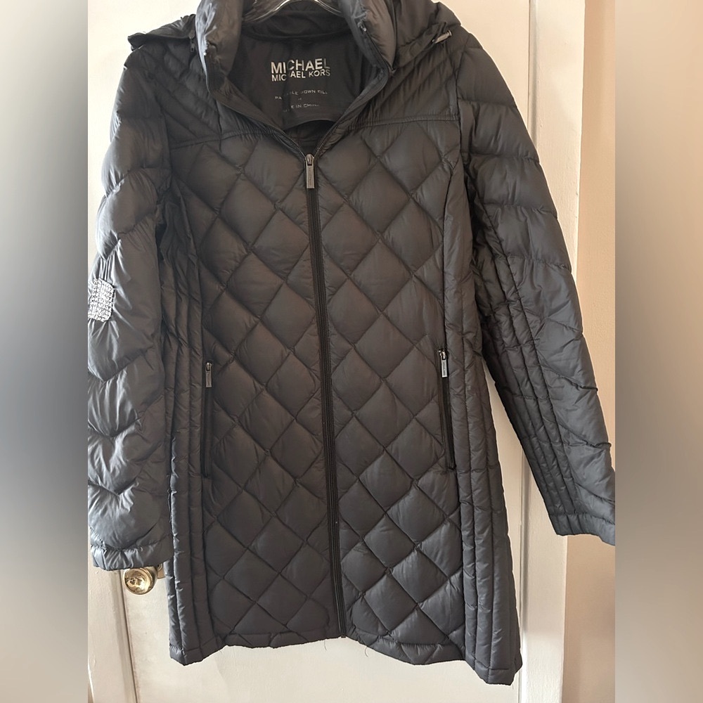 Michael Kors grey Quilted  Jacket. filled with very lightweight down feathers.